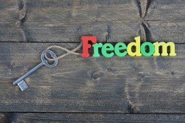 Ahşap masa üzerinde özgürlük