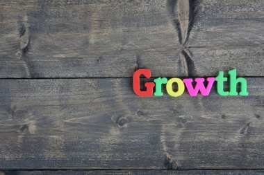 Ahşap masa üzerinde büyüme