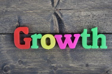 Ahşap masa üzerinde büyüme