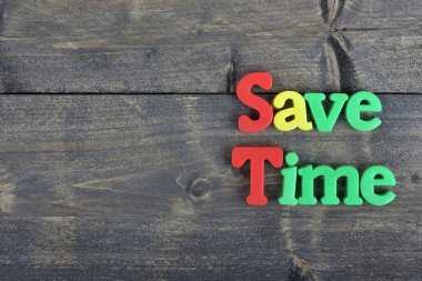 Ahşap masa üzerinde zaman kazanmak