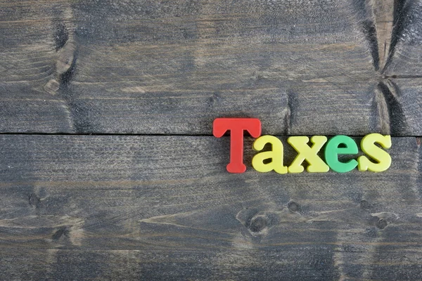 Impostos sobre a mesa de madeira — Fotografia de Stock