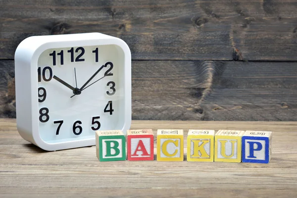 Relógio e backup de palavra — Fotografia de Stock