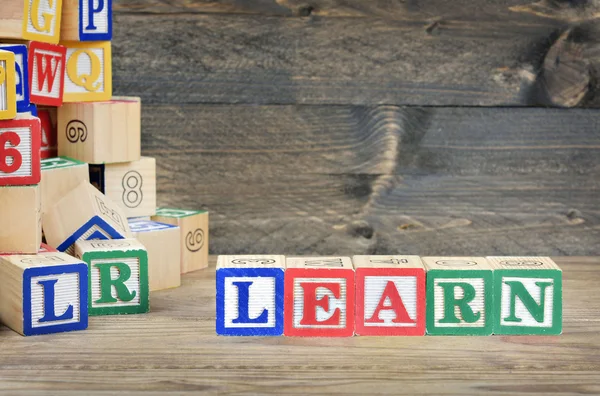 Palabra de escuela en la mesa — Foto de Stock