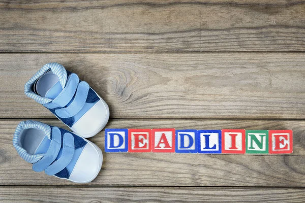 Kid shoes and word deadline — Stock Photo, Image