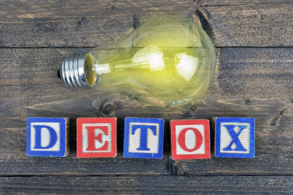 Bombilla y palabra Detox — Foto de Stock