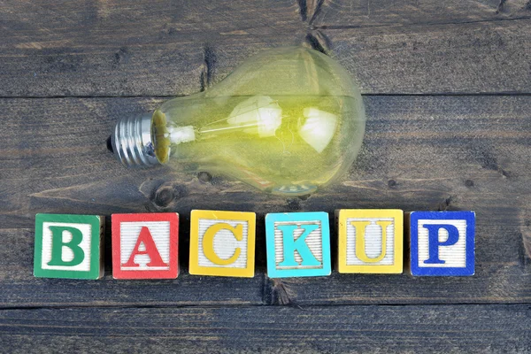 Glödlampa och word Backup — Stockfoto