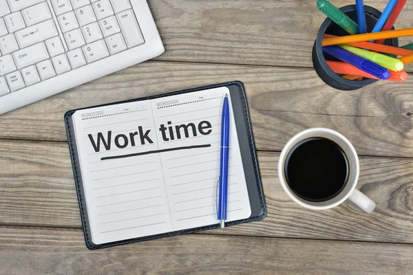 Werk tijd bericht op laptop — Stockfoto