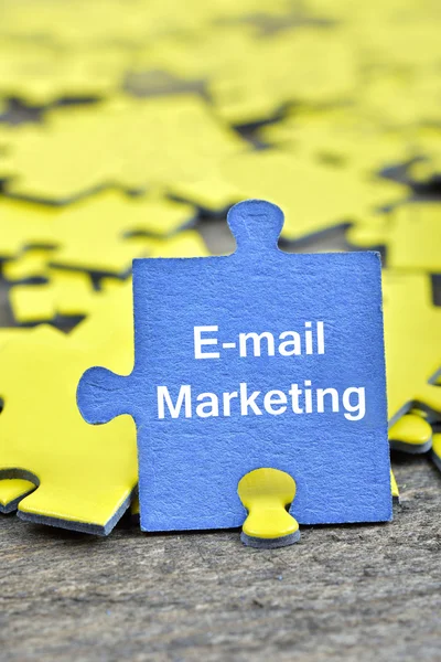 Puzzle con la parola E-mail marketing — Foto Stock