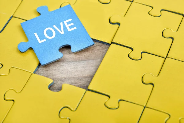 Puzzle mit Wortliebe — Stockfoto