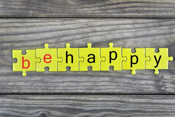 Puzzle com palavra Seja feliz — Fotografia de Stock