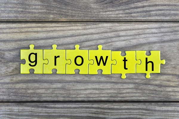 Puzzle com palavra Crescimento — Fotografia de Stock