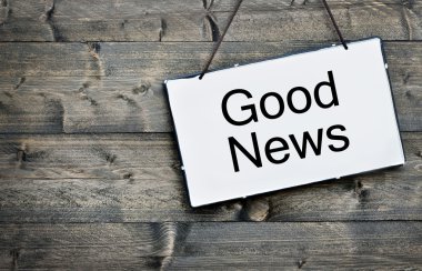 Ahşap masa üzerinde iyi haber