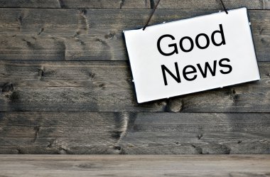 Ahşap masa üzerinde iyi haber