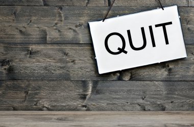 Ahşap masanın üstüne bırak