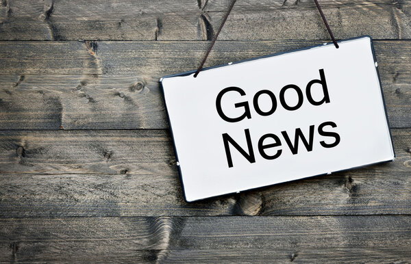 Хорошие новости на деревянном столе
