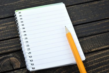 masa üstünde not etmek