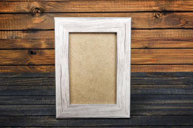 Fotoğraf çerçevesi masanın üzerinde