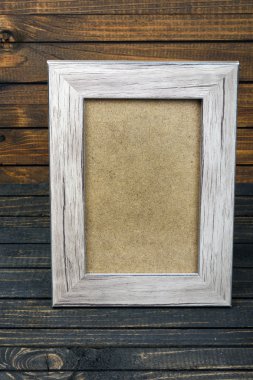 Fotoğraf çerçevesi masanın üzerinde