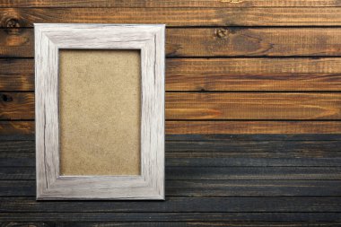 Fotoğraf çerçevesi masanın üzerinde