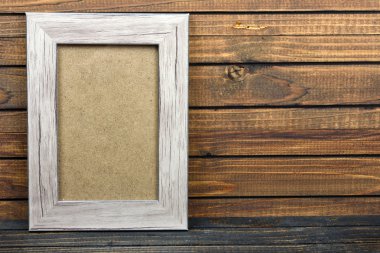 Fotoğraf çerçevesi masanın üzerinde