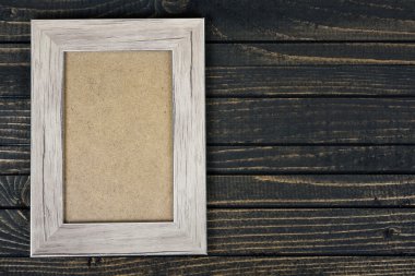 Fotoğraf çerçevesi masanın üzerinde