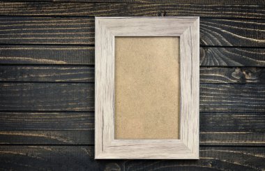 Fotoğraf çerçevesi masanın üzerinde