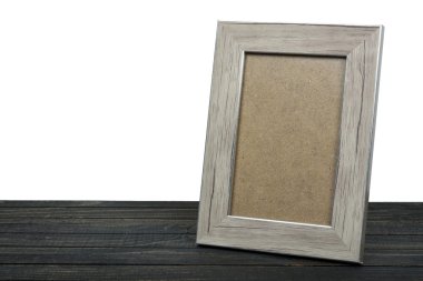 Fotoğraf çerçevesi masanın üzerinde