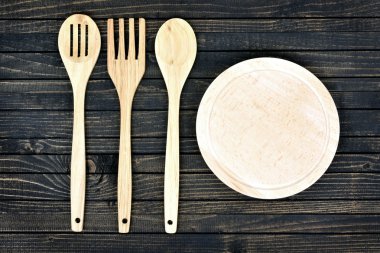 Mutfak gereçleri masada.