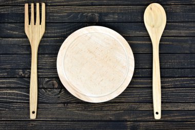 Mutfak gereçleri masada.