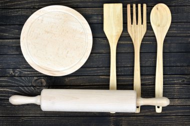 Mutfak gereçleri masada.