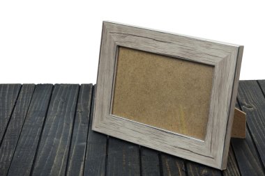 Fotoğraf çerçevesi masanın üzerinde