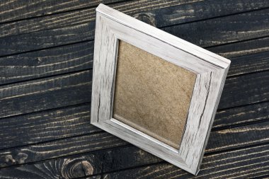 Fotoğraf çerçevesi masanın üzerinde