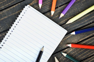 masa üstünde not etmek