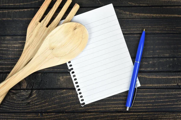 Utensilios de cocina y página vacía en la mesa — Foto de Stock