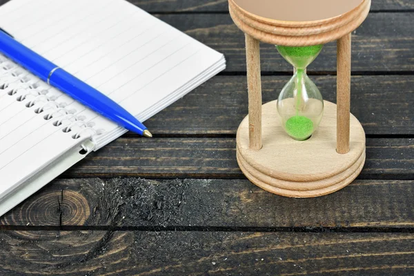 Sanduhr auf dem Tisch — Stockfoto