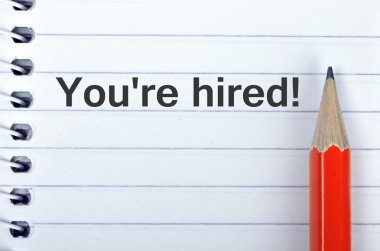 İşe alındın metin not defteri ve kalem