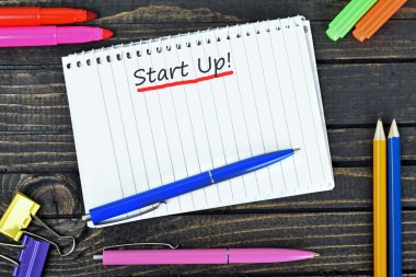 Start Up metin not defteri üzerinde