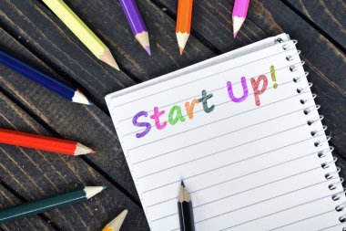 Start Up metin not defteri üzerinde 