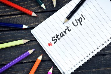 Start Up metin not defteri üzerinde 