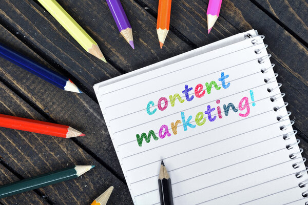 Текст маркетинга на блокноте
 