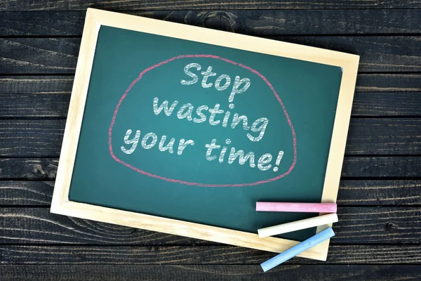 Припиніть марнувати свій час на шкільній дошці — стокове фото