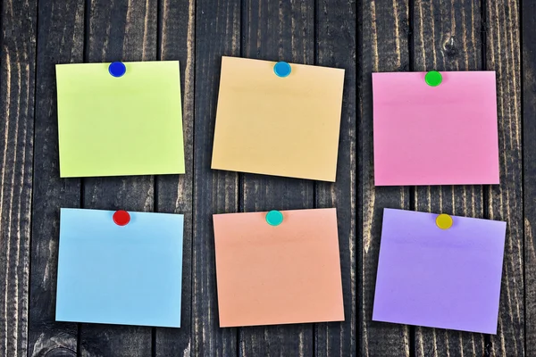 Birçok Not duvarda boş