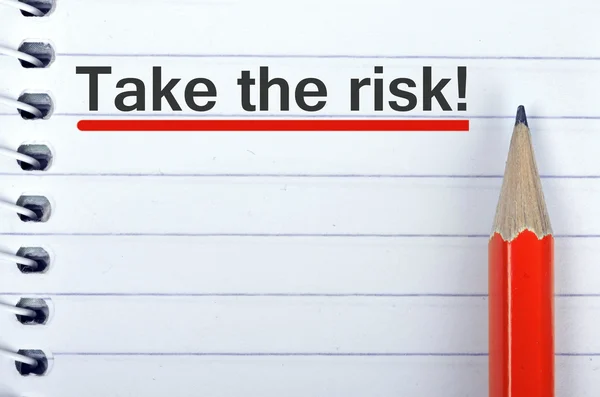 Візьміть текст ризику на блокноті та олівці — стокове фото