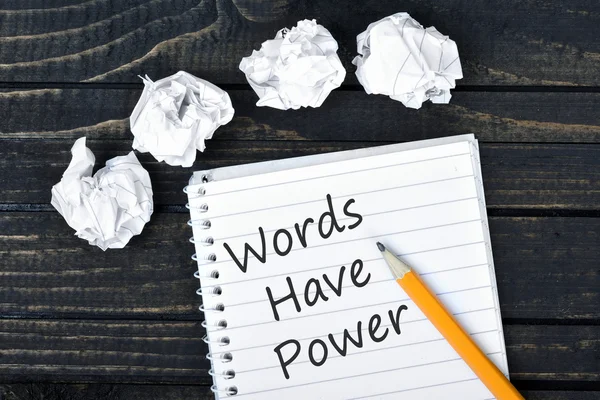 As palavras têm texto de energia no bloco de notas — Fotografia de Stock