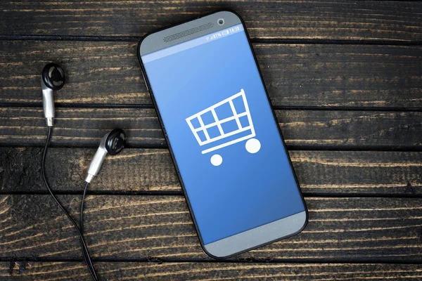 携帯電話の画面上のショッピングカート — ストック写真