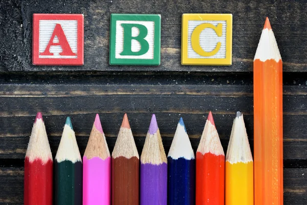 ABC-tekst en de groep van potlood op tafel — Stockfoto