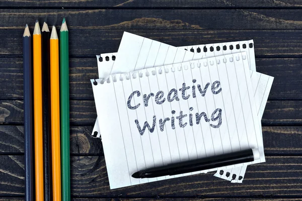 Texto de escrita criativa em notepad e ferramentas de escritório — Fotografia de Stock