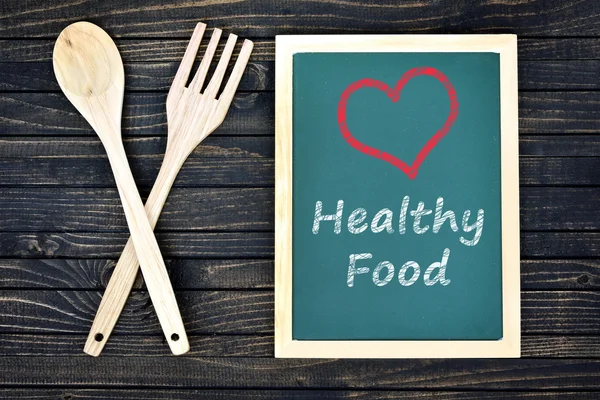 Αγάπη υγιεινά τρόφιμα κείμενο στον πράσινο πίνακα — Φωτογραφία Αρχείου