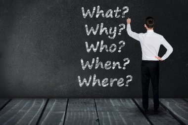 Kara tahta üzerinde soru grubu