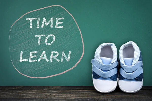 Tiempo para aprender el texto en la mesa de la escuela —  Fotos de Stock